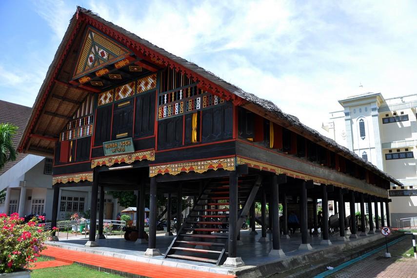Arsitektur Tradisional Aceh: Keindahan Rumoh Aceh yang Sarat Makna Budaya